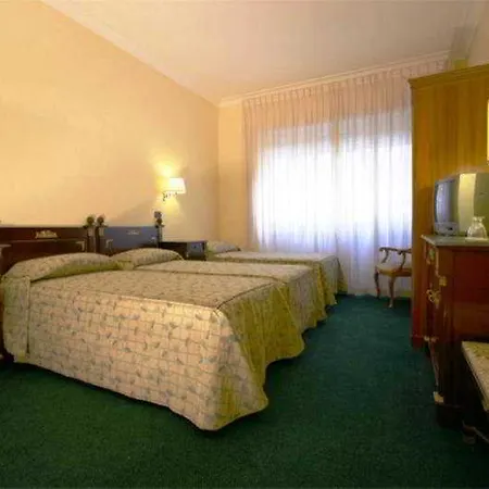 Carlo Magno מלון 3*