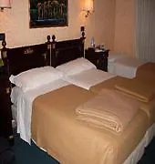 Carlo Magno מלון 3*